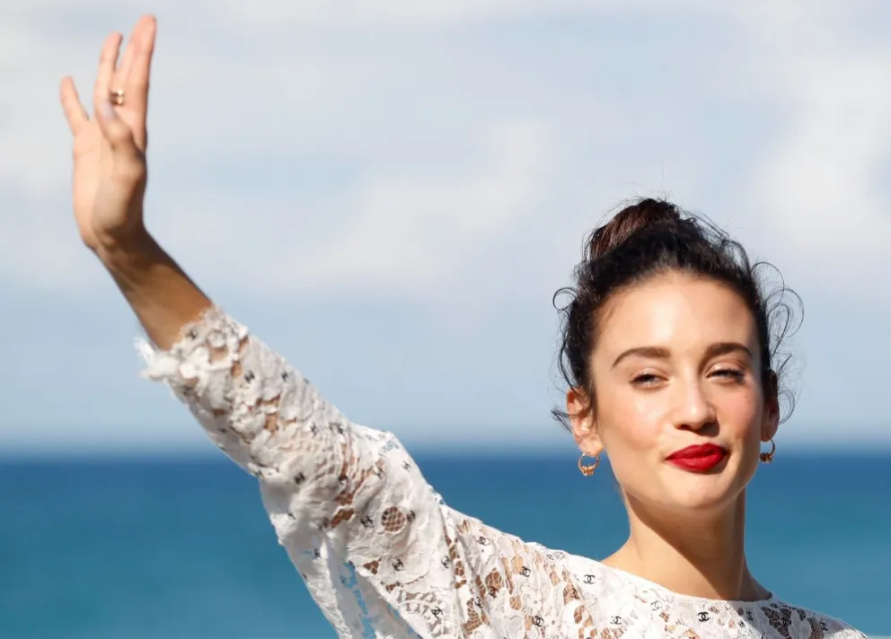 María Pedraza resalta sus curvas tras modelar con este minúsculo bikini en la playa 