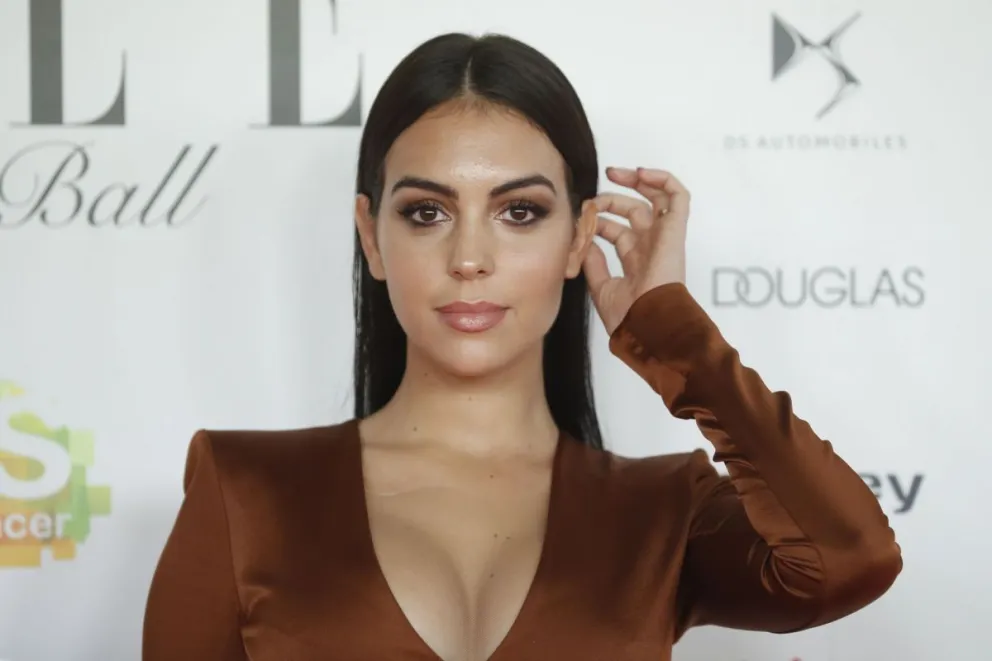 Georgina Rodríguez se grabó en bikini y en cámara lenta mientras se sumergía en una imponente piscina