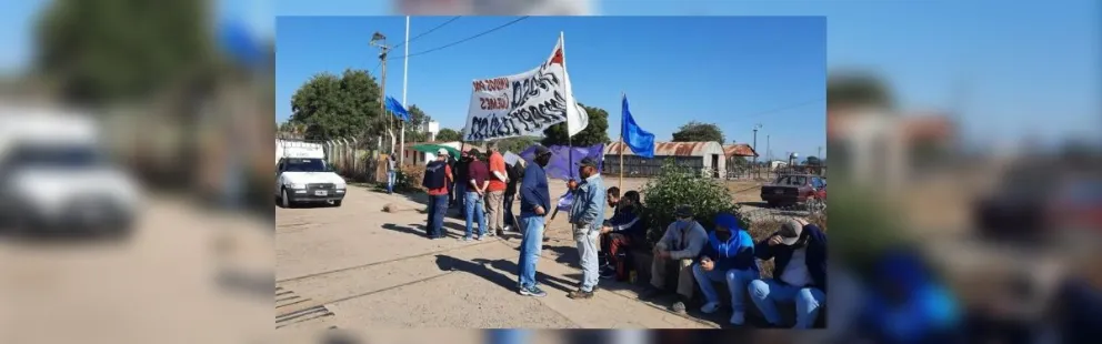 Crece la tensión y el nerviosismo: exferroviarios cortan las vías del tren por un reclamo legítimo