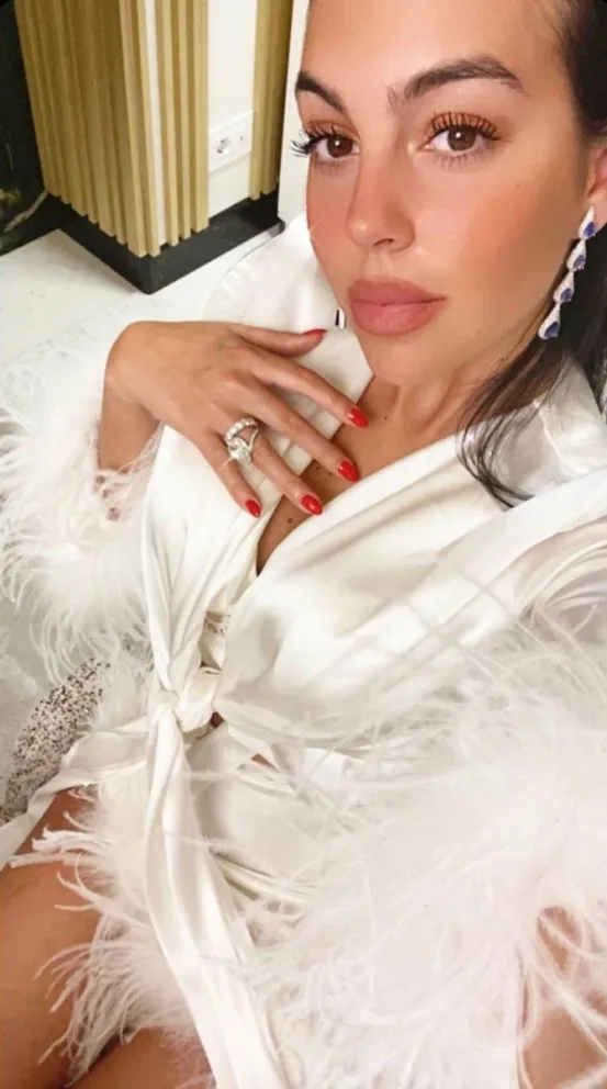 Georgina Rodríguez deja en evidencia el tamaño real de sus caderas al posar con micro bikini