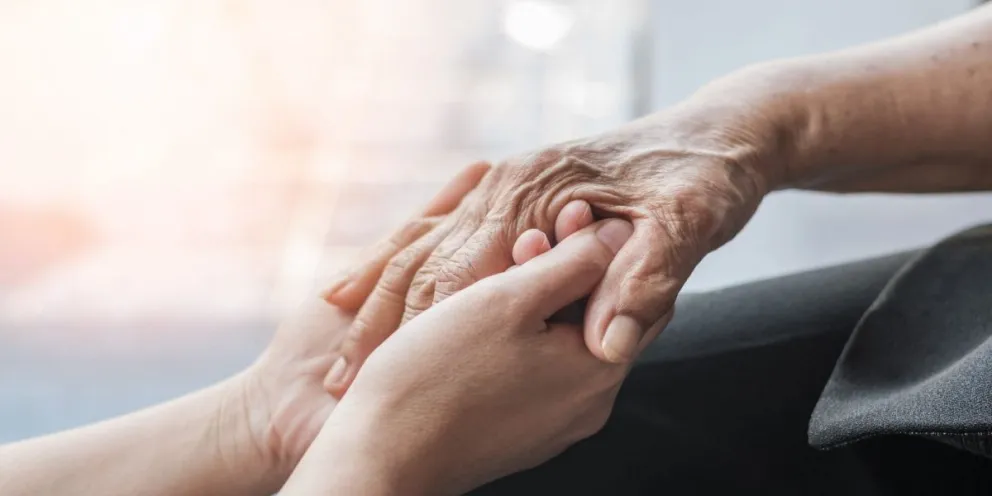 ¿Por qué es primordial aplicar la vacuna contra el COVID-19 en las personas con Parkinson?