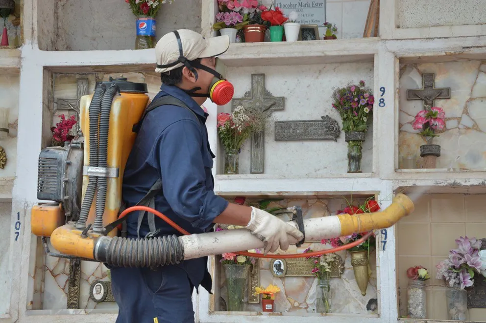 Salteños alertaron sobre un incendio y mirá lo que estaban quemando en el cementerio