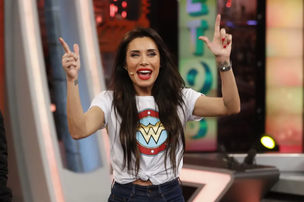 Pilar Rubio causó sensación al modelar de medio lado con este atrevido top de encaje