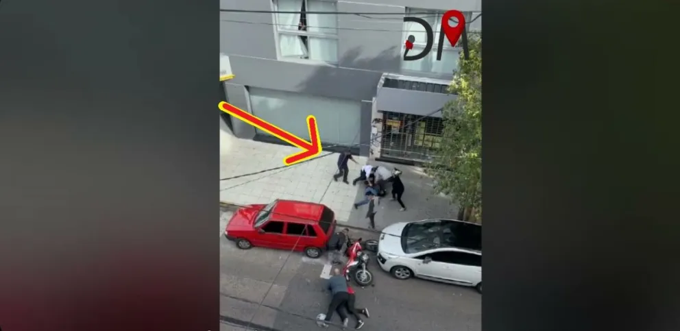 |TERRIBLE VIDEO| ¡Les tiraron hasta un macetazo! Vecinos furiosos lincharon a dos motochorros