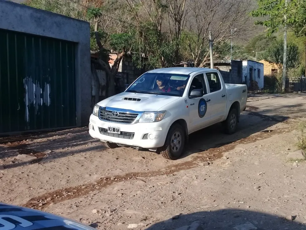 Conmoción y terror en Salta por el supuesto suicidio de una mujer en el pasillo de su casa