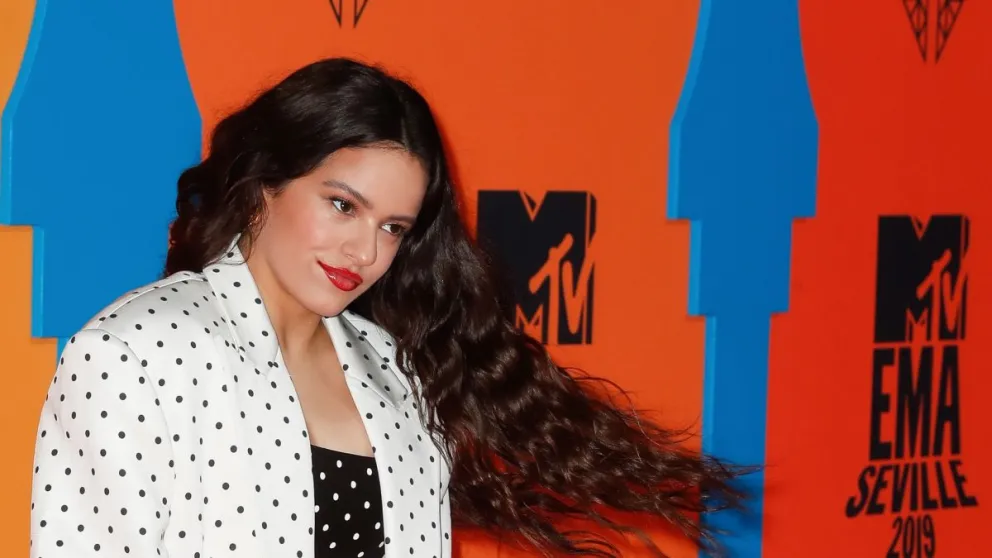 Rosalía se vuelve viral tras aparecer con unos chupetes en el cuello
