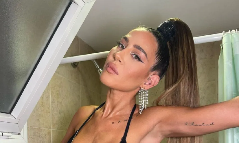 Jimena Barón deslumbró a todos al posar con una bikini brillante que despertó suspiros