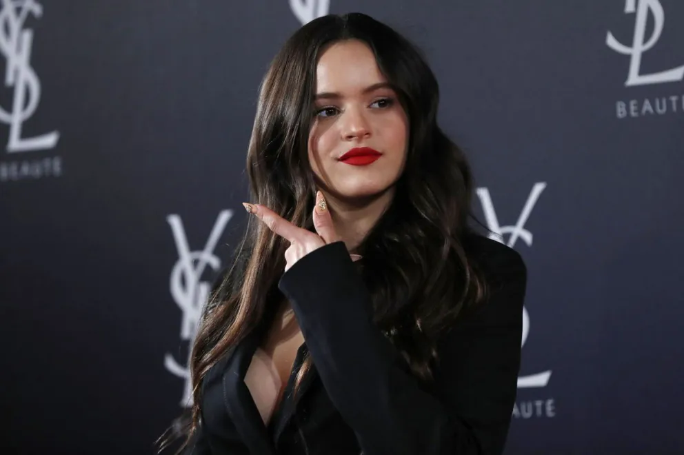 Rosalía calienta las redes sociales con sensual movimiento de cadera