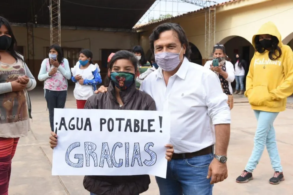 Gustavo Sáenz inauguró un nuevo acueducto y llevó el agua potable a una localidad del interior