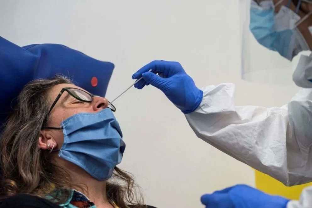 COVID-19: ¿Cuánto tiempo debe esperar una persona para testearse desde el comienzo de los síntomas?