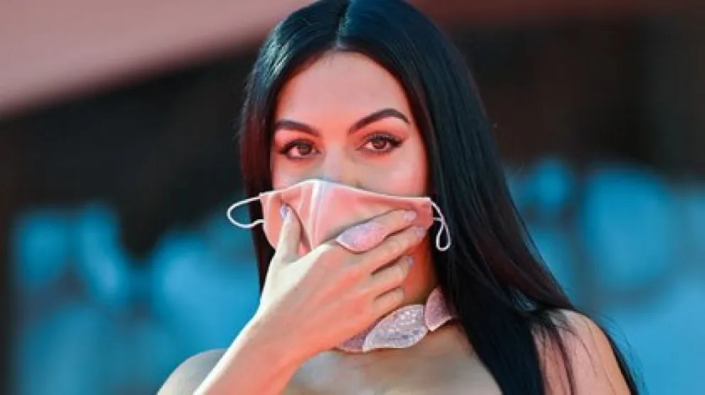 Georgina Rodríguez se fotografió sin nada puesto arriba y cubriéndose sólo con una toalla