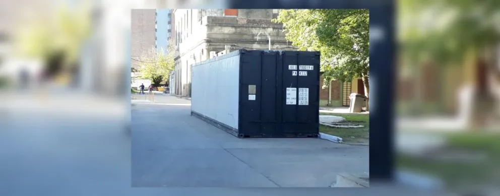 La imagen del terror: por el aumento de muertes, montaron una cámara frigorífica para cadáveres frente a un hospital