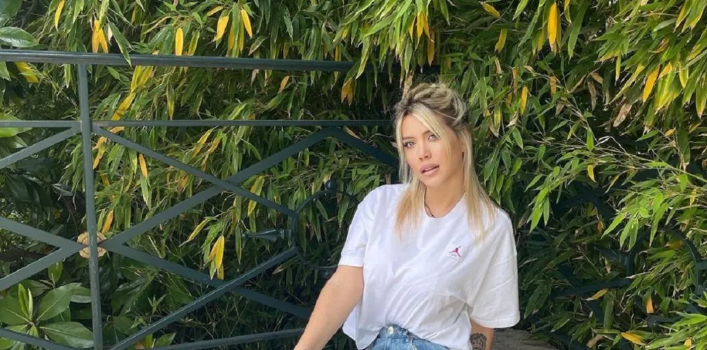 Wanda Nara posó al borde de la pileta con una malla ultracavada en un exótico lugar