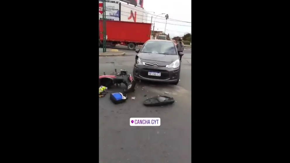 |TERRIBLE VIDEO| Auto se llevó puesto a un motociclista salteño: voló como medio aguinaldo