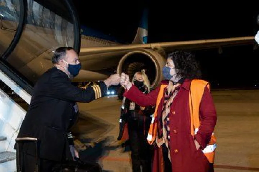 Vizzotti recibió el cargamento con las vacunas Sputnik V 