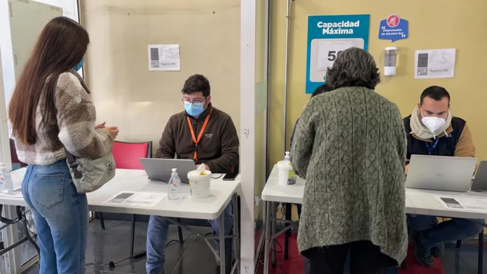 Por desmayos múltiples investigan el uso de la vacuna monodosis que quiere aplicar la Argentina