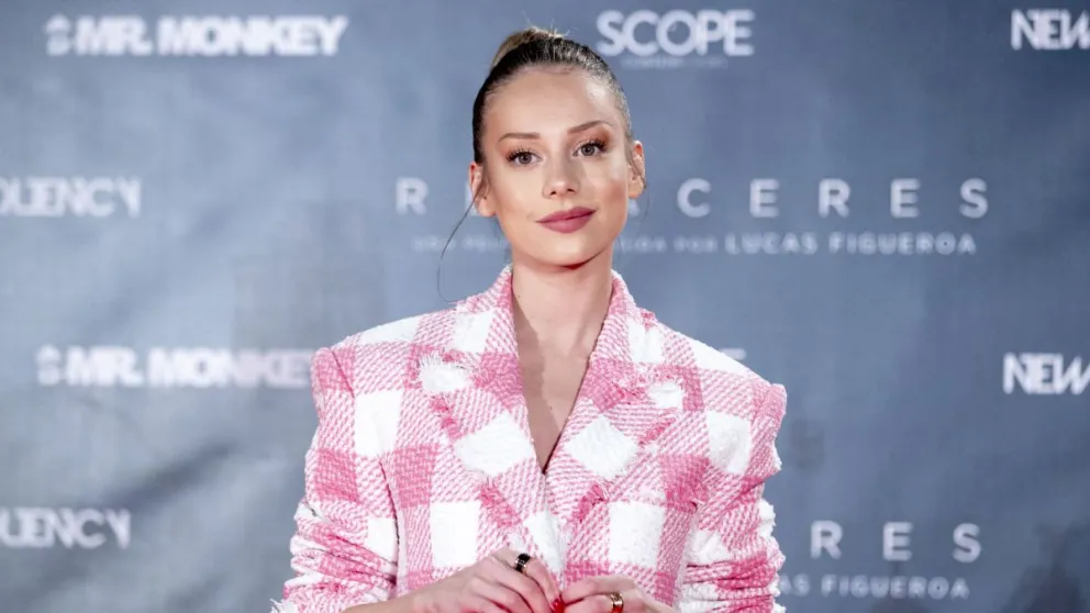 Ester Expósito modeló con un vestido traslúcido que le dejó ver su ropa interior