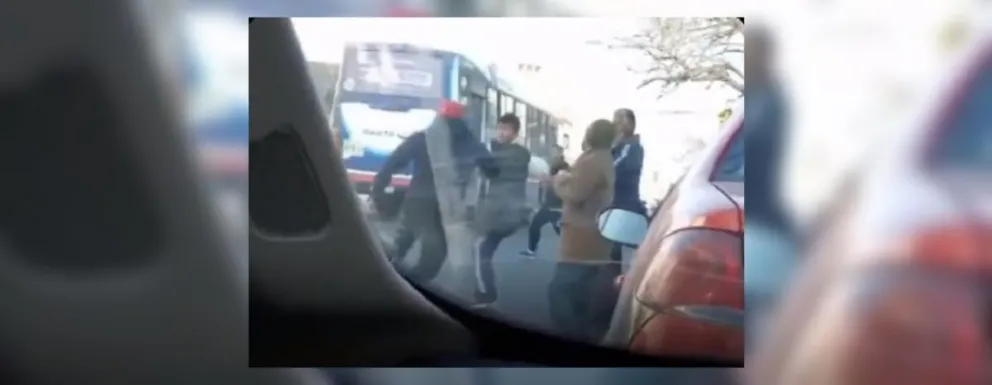 |TERRIBLE VIDEO| Piña va, piña viene: taxista y remisero se trenzaron a golpes por un pasajero
