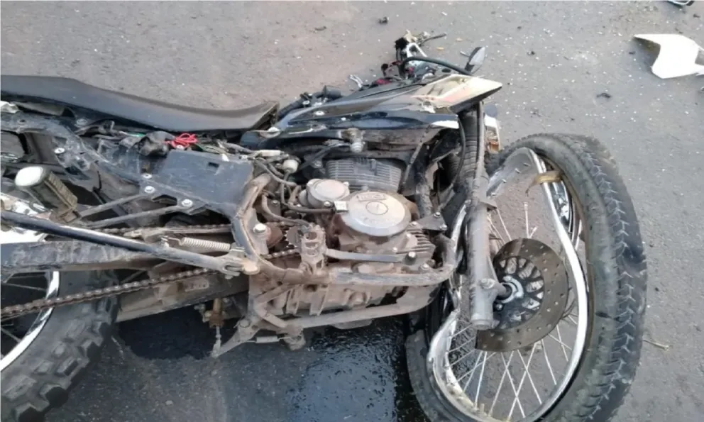 Sábado trágico en Salta: un jovencito en moto chocó de frente contra un camión estacionado