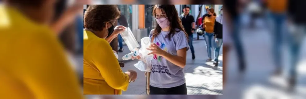 ¿Lo tienen de adorno? Más de 300 salteños multados por andar sin barbijo en la vía pública