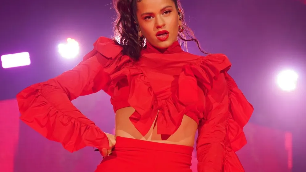 Rosalía con transparente vestido se luce en video y las redes estallan