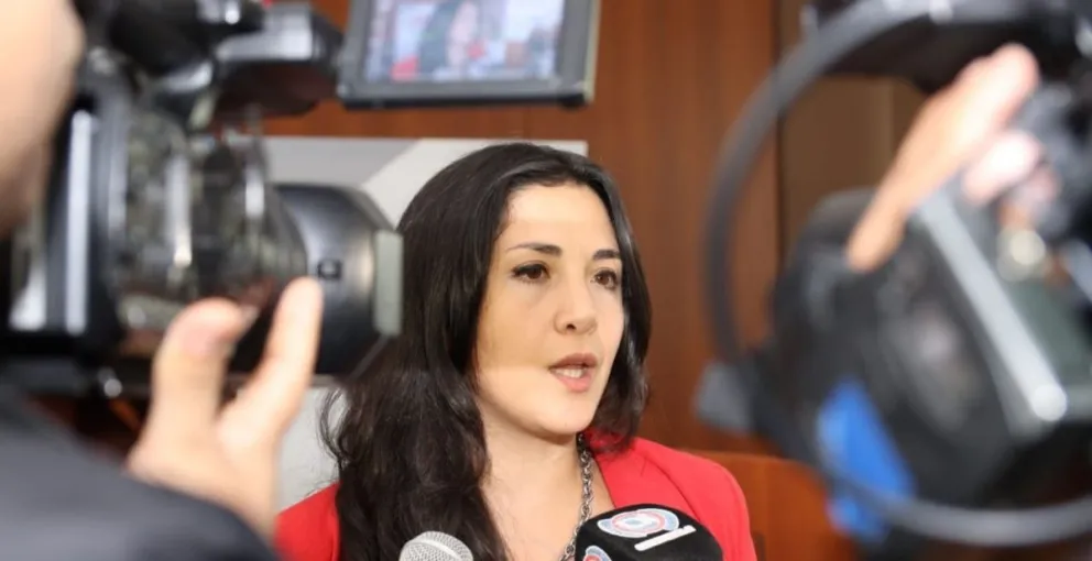 Dejó en "off-side" a la Directora del Boletín Oficial y esta le contestó con una denuncia por violencia de género