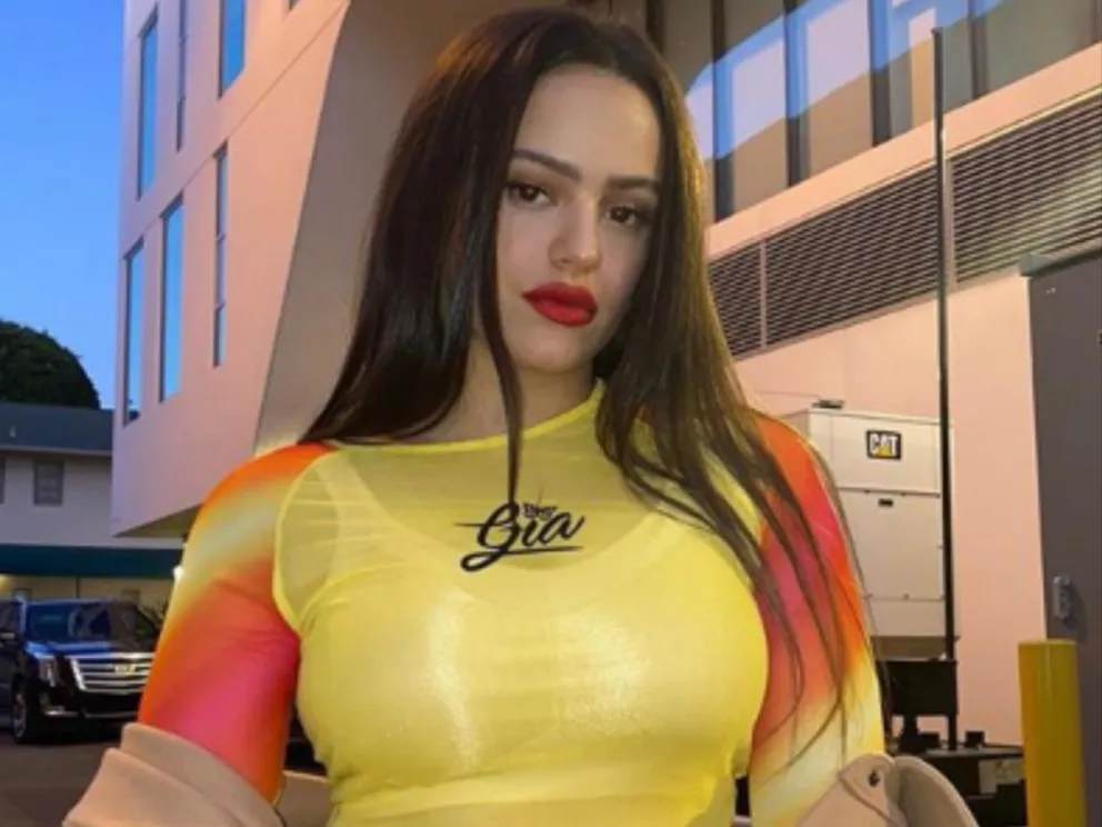 Rosalía sube la temperatura al posar con un sensual traje  que destaca su cuerpo de infarto