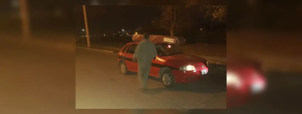 Un anciano y un joven se afanaron un colchón en pleno centro salteño: escaparon en taxi