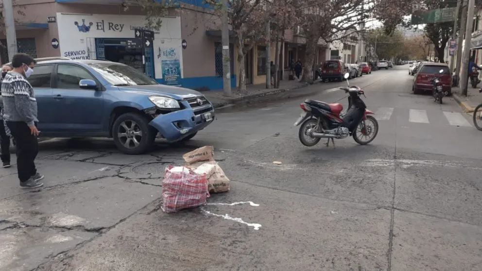 Camioneta se llevó puesto a una moto con dos personas: "Los levantaron como saco de papas"