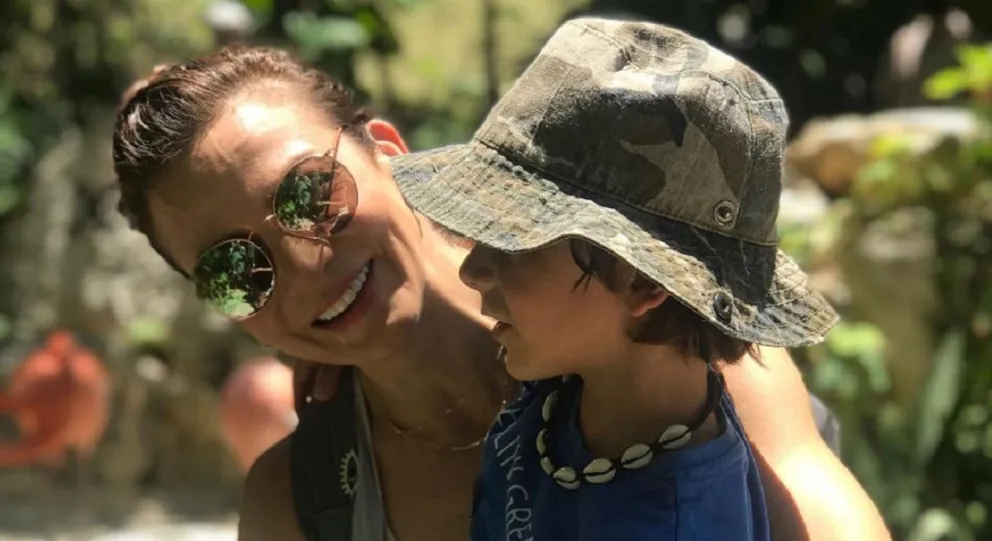 Silvia Navarro y su hijo