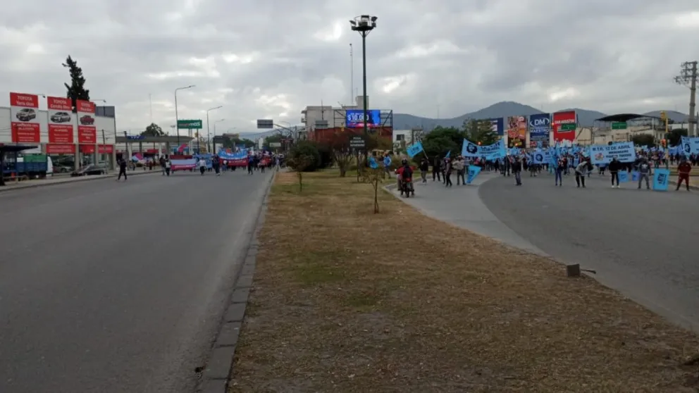 Caos y tensión en Salta: SAETA desvía sus unidades por protestas y manifestaciones