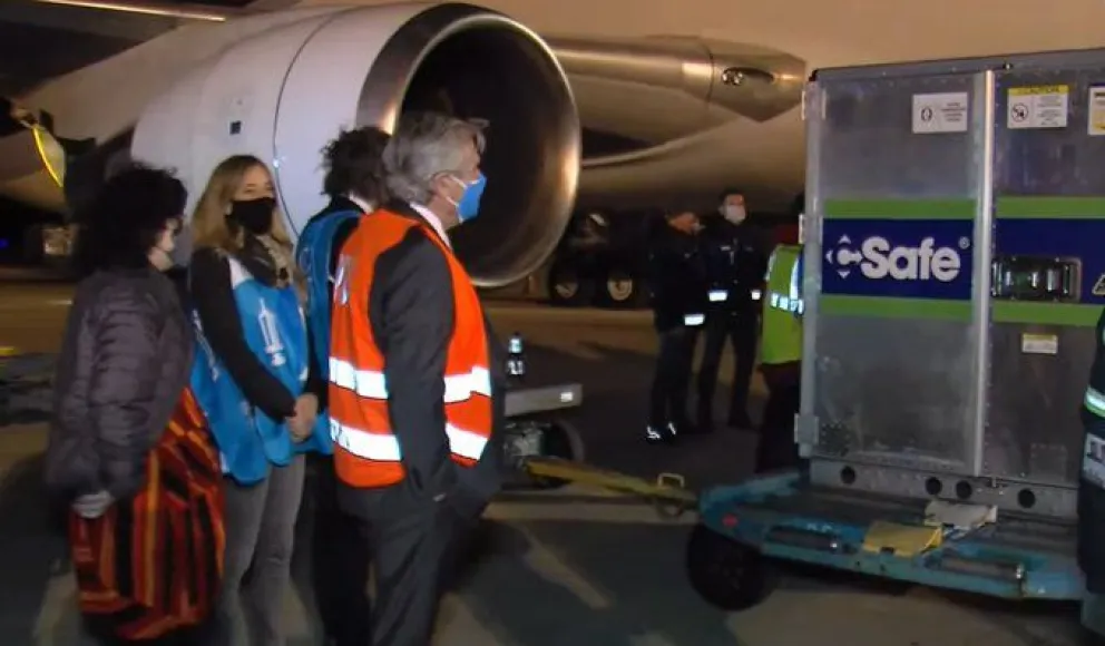 Alberto Fernández presente en Ezeiza para recibir las vacunas de AstraZeneca 