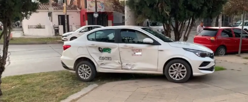 Fuerte choque entre un remis y un auto particular: los conductores casi terminan a las piñas