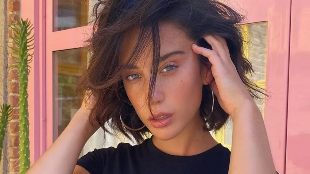 María Pedraza se fotografió sin brasier y con un diminuto top deportivo 