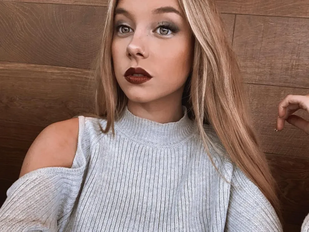 Ester Expósito se fotografió frente al espejo y haciendo esto con unos hombres