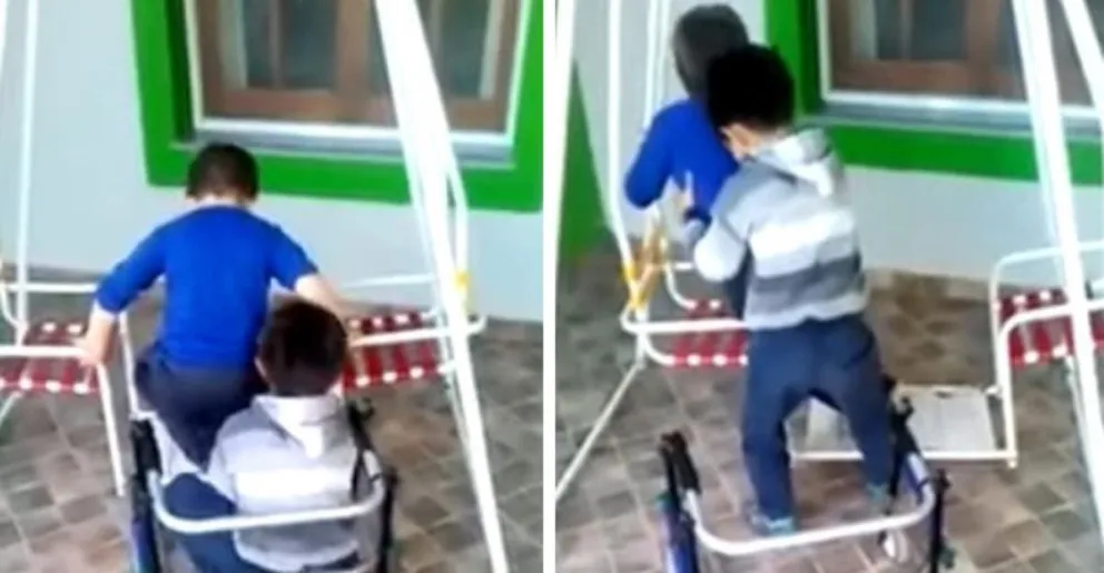Integración: las maestras graban el gesto de un niño cuando su amigo discapacitado intenta usar el columpio
