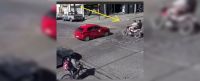 |TERRIBLE VIDEO| Taxista embistió a dos salteños en moto: iban sin casco