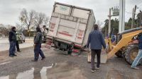 |HAY FOTOS| Se lo "comió" el pavimento: camión se hundió en la entrada de un barrio salteño