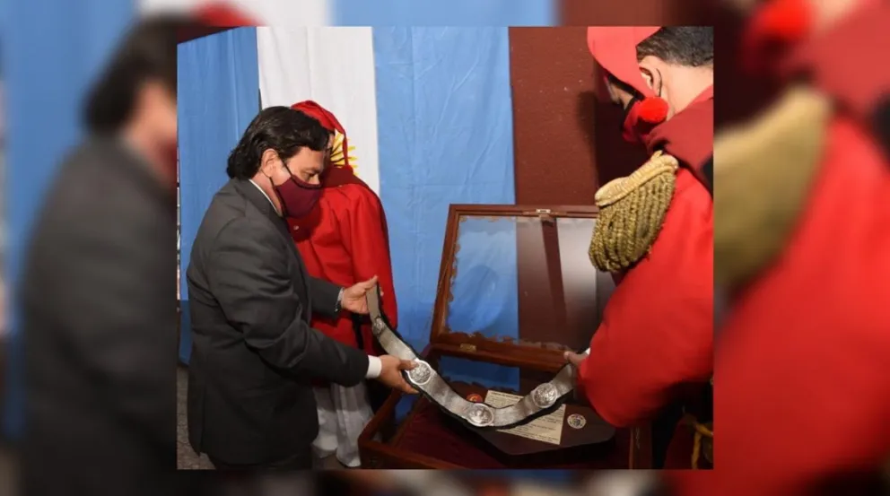 El Pretal de Plata de Martín Miguel de Güemes se exhibe en el Centro Cívico Grand Bourg