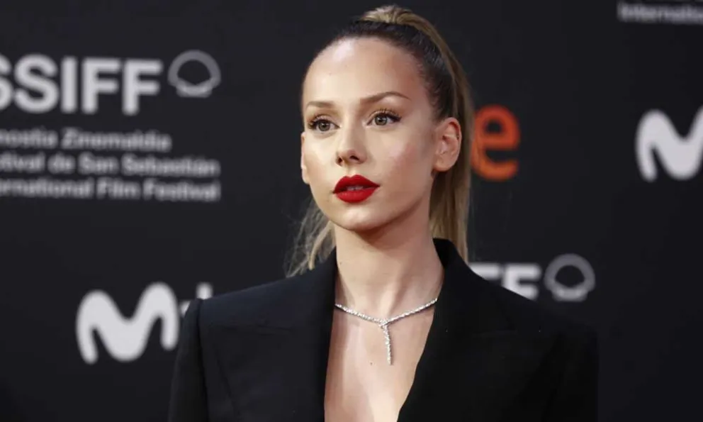 Ester Expósito puso a volar la imaginación tras modelar con un vestidito traslúcido