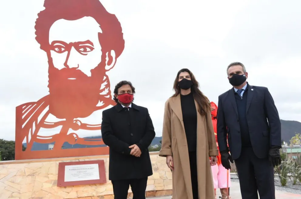 Autoridades provinciales inauguraron una escultura en honor a Martín Miguel de Güemes