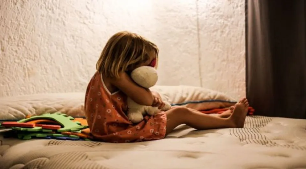 No merece ser madre: jugaban a las cartas y ofrecía a sus hijos como premio