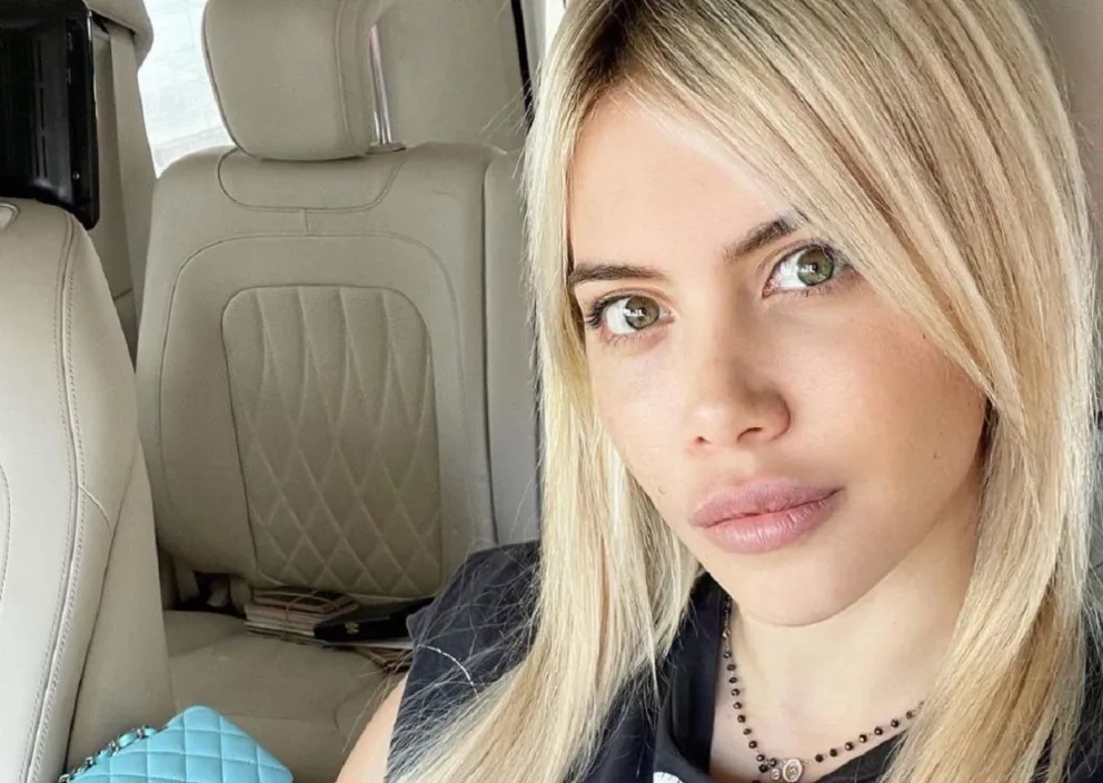 Wanda Nara dejó muy poco a la imaginación al posar con una bikini negra desde la pileta