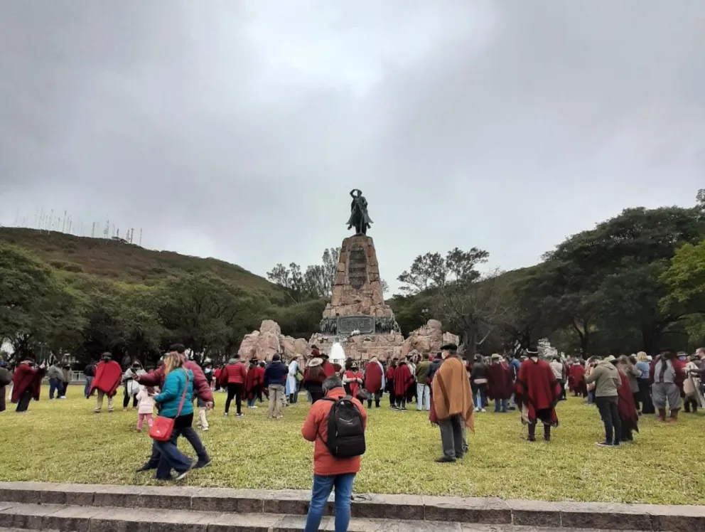 Comenzó la congregación de gauchos al pie del Monumento a Güemes