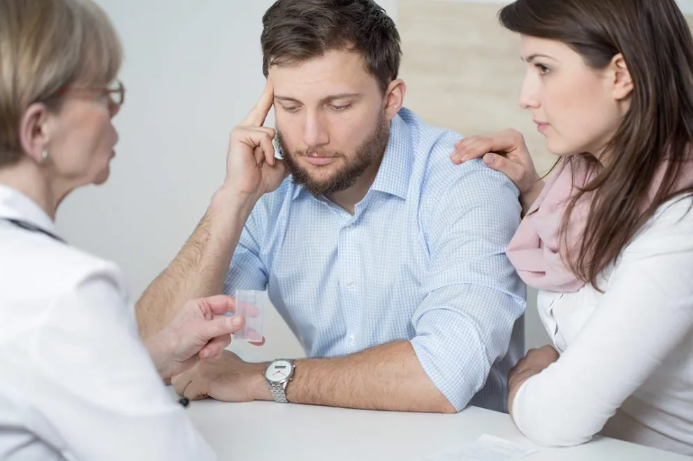 ¿Hay dos vacunas contra el COVID-19 que causan infertilidad masculina?