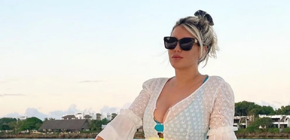Wanda Nara rompió las redes al mostrarse en una bikini ínfima desde la pileta