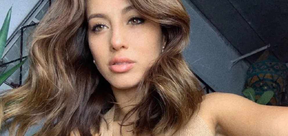 Flor Vigna le dio la bienvenida al fin de semana con un osado bikini y un look muy llamativo