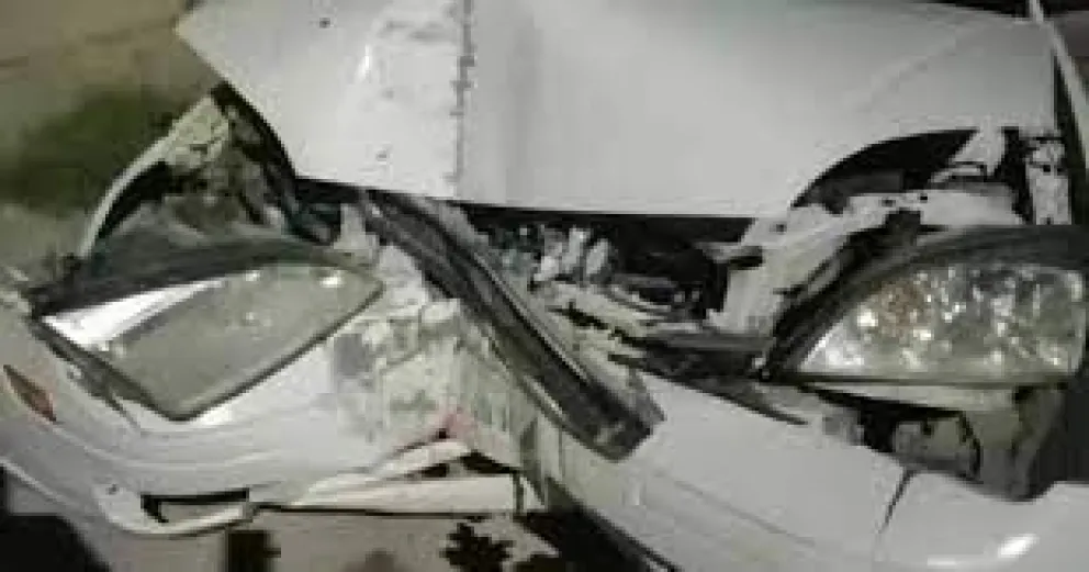 Una policía alcoholizada destrozó una cárcel con su auto