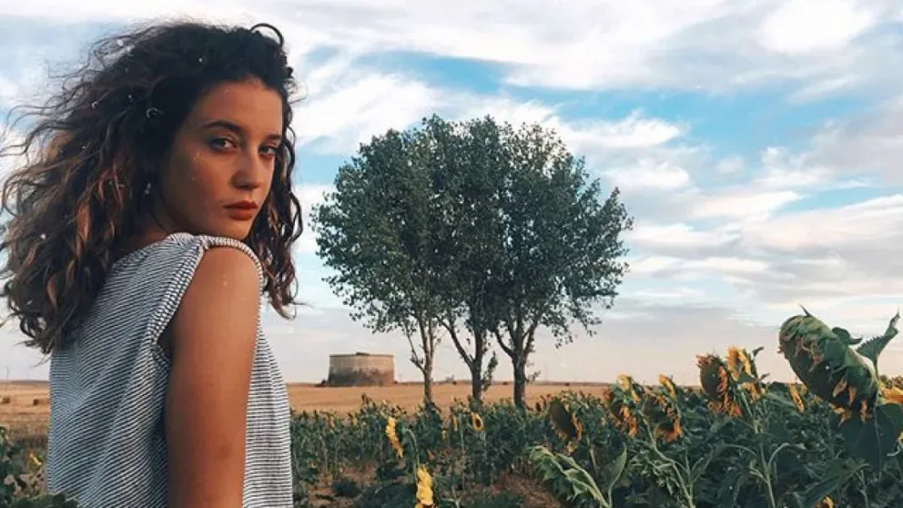 María Pedraza lo meneó en público y con un vestido extra corto, sin vergüenza a nada