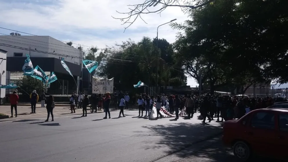 Un manifestante se encadenó para seguir reclamando lo que no le dan